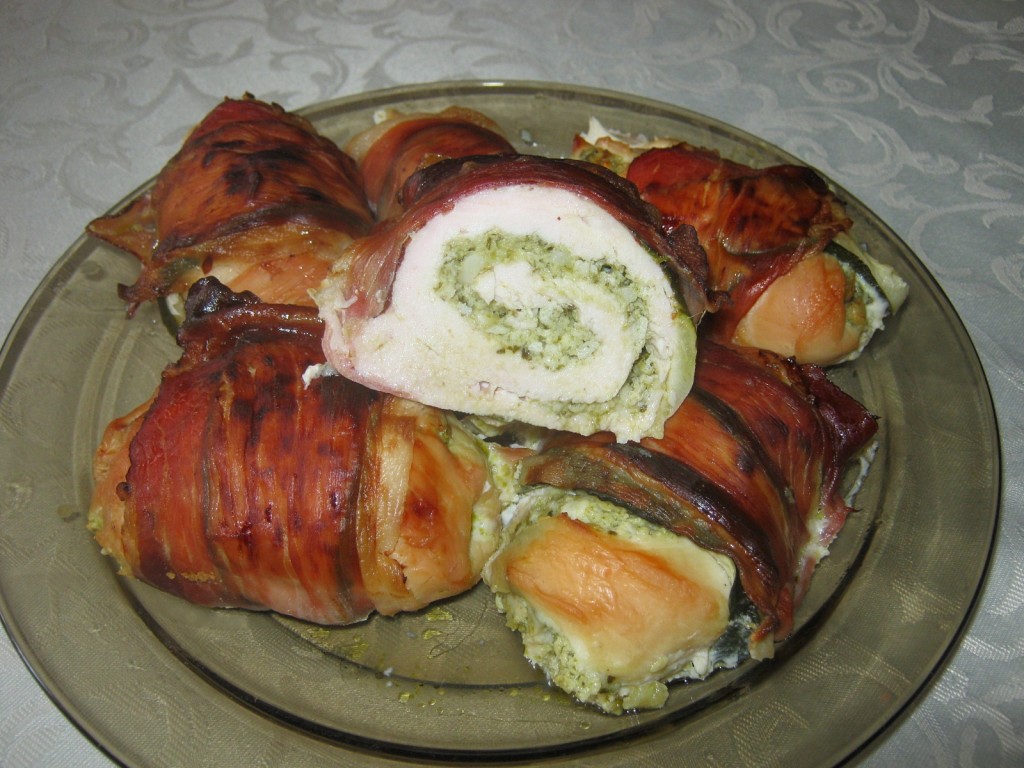 Roladki drobiowe z pesto i serem feta w szynce parmeńskiej