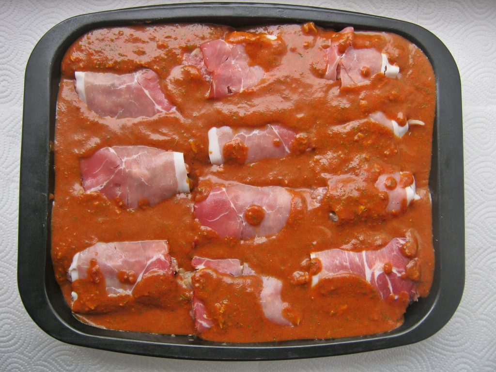 klopsy-z-zupa-cebulowa-i-pieczarkami-w-sosie-pomidorowym-zalane-sosem-pomidorowym-przed-pieczeniem