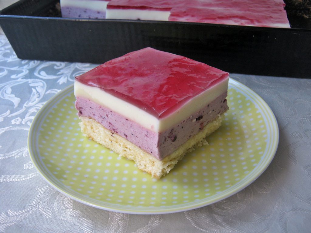 ciasto-z-konfitura-jagodowa-i-masa-jogurtowa04