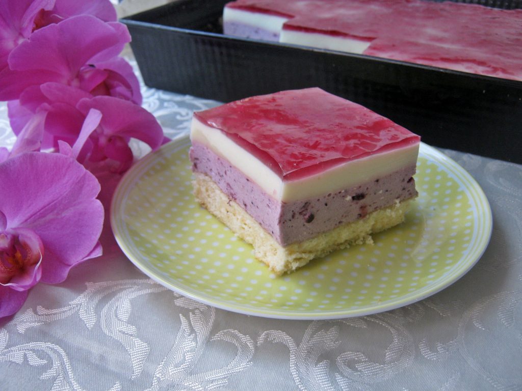 ciasto-z-konfitura-jagodowa-i-masa-jogurtowa1